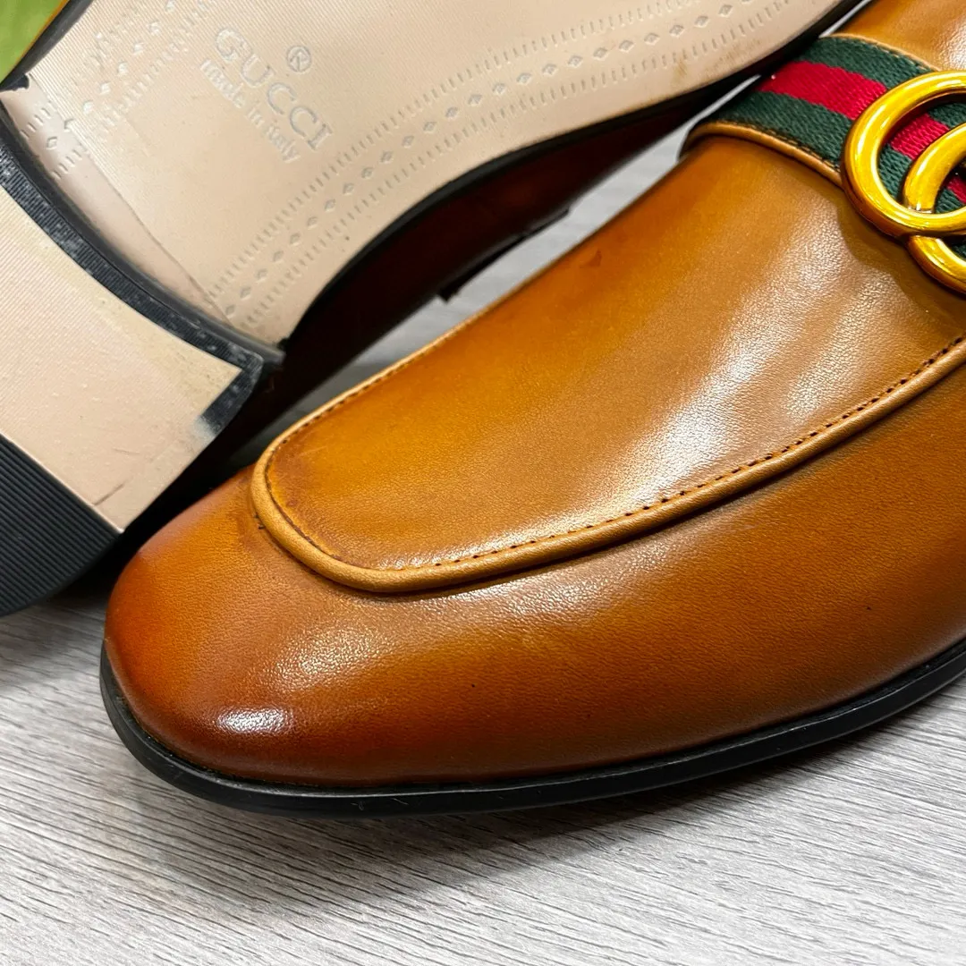 Factory price: 500💰-Gucci men’s formal leather shoes! Genuine molded horsebit, a classic must-have for your shoe cabinet! The feet are particularly delicate! This Gucci original version is a set last, and we are consistent with the counter! Therefore, it is more comfortable in terms of last shape and comfort! Take it to the counter and compare at will! Good shoes are more than just what they make! But grasp the essence from the inside out! Material: Imported first-layer cowhide! Genuine leather outsole imported from Italy, size: 39-44 (38/45 customized, non-refundable)